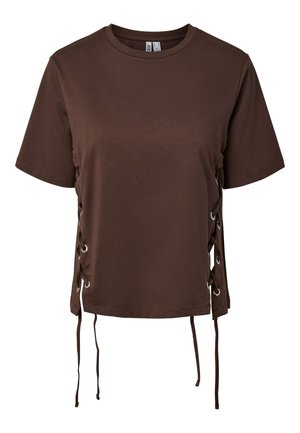 Brūns īsroku T-krekls ar apaļu kakla izgriezumu un šņoru pusēm ar metāla acuļiem un karājošām auduma saitēm.