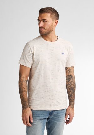 Lys beige kortærmet t-shirt med subtile multikolorede prikkede, rund halsudskæring og lille logo på venstre bryst. Blødt stof, afslappet pasform.