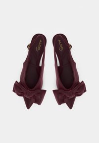 Bordó slingback lapos cipők sima szövetből, hegyes orral és nagy masni díszítéssel elöl. Arany részletek az pánton.