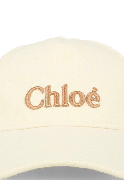 Cappellino da baseball color crema con il nome del marchio "Chloé" ricamato in filo marrone chiaro sulla parte anteriore.