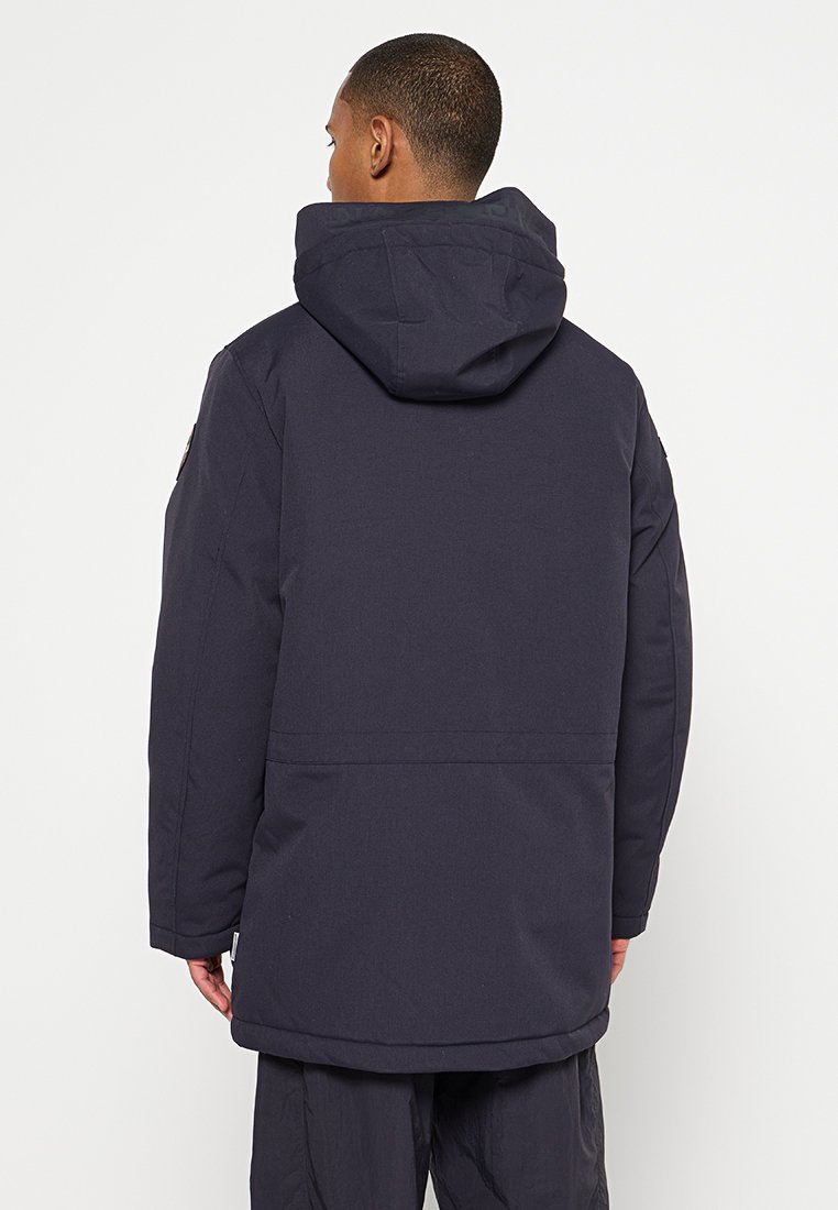 Marineblauwe geïsoleerde parka met capuchon, met een gladde textuur, lange mouwen en een rechte snit die tot halverwege de dij reikt.