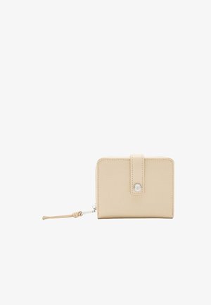 Mały beżowy portfel ze skóry z paskiem na zatrzask i suwakiem ozdobionym skórzaną frędzlą z supełkiem.