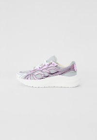 Basket en gris et argent avec des accents métalliques violets, tige en mesh, bout arrondi et semelle blanche, dotée d'un système de laçage et d'un design texturé.
