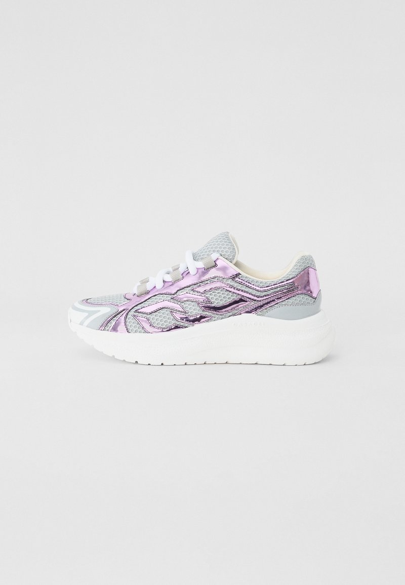 Basket en gris et argent avec des accents métalliques violets, tige en mesh, bout arrondi et semelle blanche, dotée d'un système de laçage et d'un design texturé.