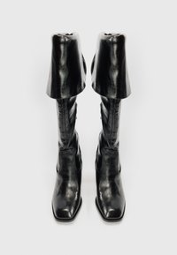Μαύρες δερμάτινες μπότες μέχρι το γόνατο με τετράγωνη μυτερή μύτη, δομημένη πτυχή στην κορυφή και λεπτομέρεια με φερμουάρ στο πλάι. Λείο υλικό, κομψός σχεδιασμός.