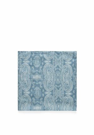 Blåt stofkvadrat med et indviklet, symmetrisk paisley-mønster i lysere blå og hvide nuancer.