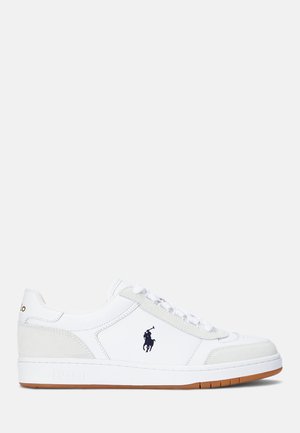 Witte sneaker met leren bovenwerk, suede accenten, ronde neus, witte veters en rubberen zool. Beschikt over een logodetail aan de zijkant.