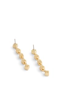 Pendientes colgantes en tono dorado que presentan una serie de eslabones en forma de cubo, con un acabado pulido y postes en tono plateado para asegurar.