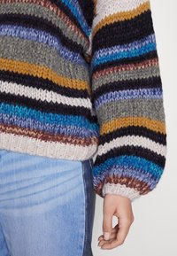 MUNTHE Sweter