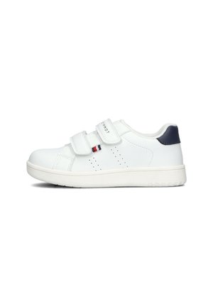 Sneaker blanche avec deux bandes Velcro, des détails perforés et une accentue marine au talon. Matériau synthétique lisse et semelle en caoutchouc.