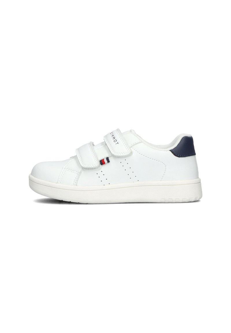 Sneaker blanche avec deux bandes Velcro, des détails perforés et une accentue marine au talon. Matériau synthétique lisse et semelle en caoutchouc.