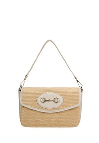 Borsa a tracolla in tessuto beige con una patta in pelle liscia di colore chiaro, una chiusura metallica e una tracolla sottile. Forma rettangolare con bordi arrotondati.