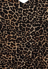 Látka s leopardím vzorem na béžovém podkladu s černými a hnědými skvrnami; hladký povrch; design s výstřihem do V se jemným leskem.