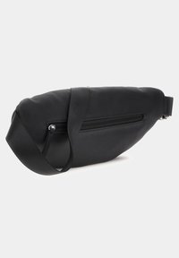 Sac à bandoulière en faux cuir noir, de forme incurvée, avec une sangle réglable et une poche avant zippée. Présente une texture subtile et un design minimaliste.