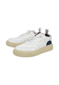 Weiße Leder-Sneaker mit strukturiertem beigen Gummisohle, Schnürung vorne, navy Akzent an der Ferse und Ziehschlaufe am Rücken. Goldenes Logo-Detail an der Seite.