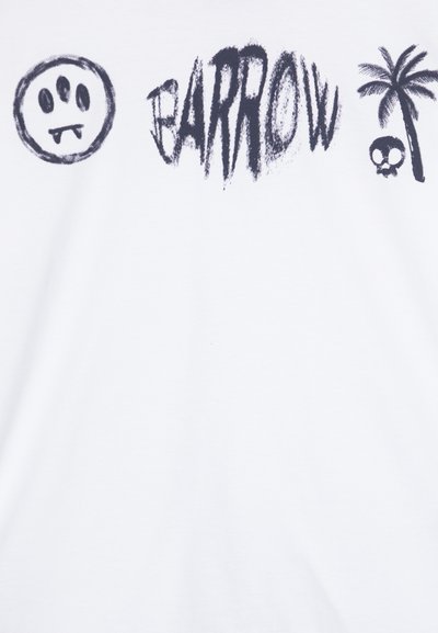 Camiseta blanca de algodón con gráficos en negro: una cara sonriente con colmillos, "BARROW" en una fuente texturizada, una palmera y un ícono de calavera.