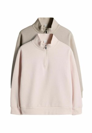Zwei langärmelige Sweatshirts mit Viertel-Reißverschluss in Hellbeige und Blassrosa, mit Rundhalsausschnitt sowie gerippten Bündchen und Säumen, vor einem weißen Hintergrund übereinander gelegt.