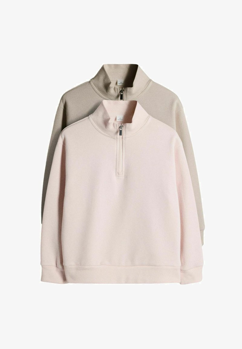 Twee lange mouwen sweatshirts met een quarter-zip in licht beige en bleekroze, ronde halslijnen en geribde manchetten en zomen, gelaagd tegen een witte achtergrond.
