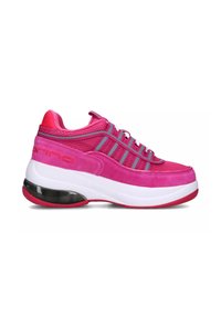 Sneaker in suede rosa con pannelli in rete, dettagli grigi, lacci bianchi e suola bianca spessa con una sezione nera sul tallone.