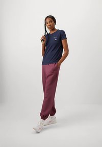 EA7 Emporio Armani TRAIN TENNIS CLUB GRAPHIC TEE - Μπλουζάκι με στάμπα - sky captain