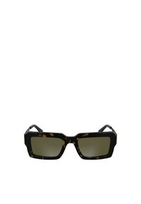 Lunettes de soleil écaille de tortue marron avec une monture carrée épaisse, des verres teintés en vert et des accents noirs sur les branches.