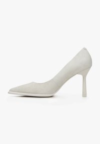 Beige suede hoge hakken met een puntige neus, een strak ontwerp en een minimalistische witte hak. Glad textuur, geen zichtbare patronen.