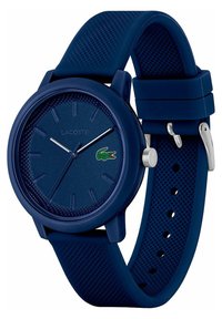 Ceas de mână Lacoste bleu marin cu brățară din silicon texturat, cadran minimalist cu ace argintii și logo-ul verde al crocodilului la ora 3.