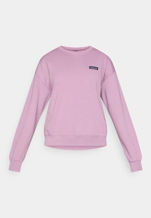 Hanorac roz deschis, cu guler rotund, mâneci lungi, manșete elastice și un mic patch cu logo pe piept. Material moale, croială lejeră.