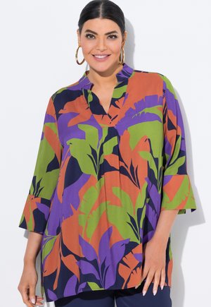 Mehrfarbige Bluse mit floralem Muster in Lila, Grün und Orange. Hergestellt aus leichtem Stoff mit V-Ausschnitt und Dreiviertelärmeln.
