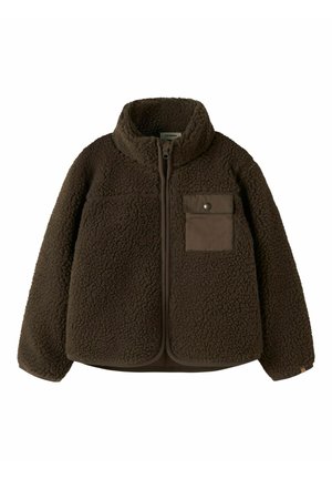 Braune Fleecejacke mit hohem Kragen, Frontreißverschluss und einer einzelnen mit Knopf verschließbaren Stofftasche auf der linken Brust.