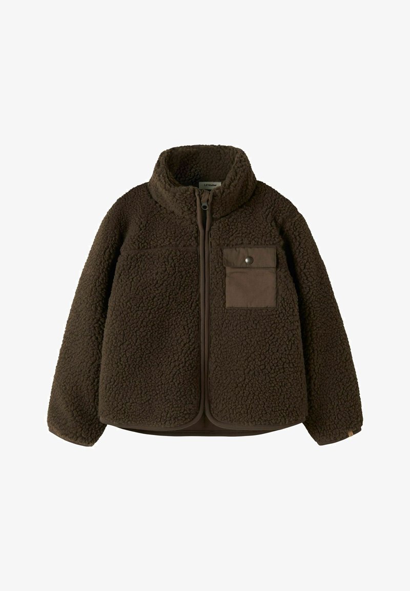 Veste polaire marron avec col montant, fermeture éclair à l'avant et une poche en tissu boutonnée sur la poitrine gauche.