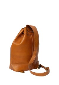 Brun läderbucketbag med rund botten, justerbar axelrem, dragsnöre upptill och kontrasterande vitt stygn. Hållbar och texturerad yta.