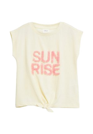Kremowa koszula z krótkim rękawem, z wiązaniem z przodu i różowym puszystym napisem "SUN RISE" na wysokości klatki piersiowej, okrągły dekolt i metka z nazwą marki wewnątrz.