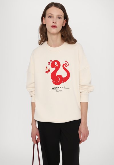 Krämfarbener Sweatshirt mit einem großen roten Cartoon-Schlangengrafik, die Herzen und Schmetterlinge zeigt, und dem Text "WEEKEND" darunter. Weicher Stoff, lockere Passform.