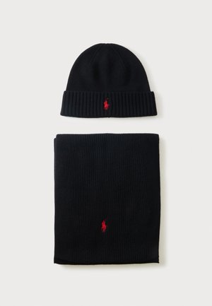 Sort ribstrikket beanie og matchende halstørklæde, hver med et lille rødt broderet Polo-logo.