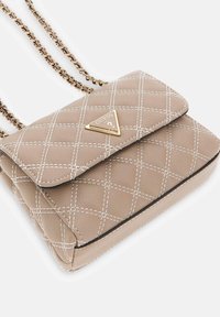Borsa trapuntata beige con dettagli in metallo dorato e logo triangolare. Presenta una tracolla a catena e cuciture dettagliate a motivo a diamante.