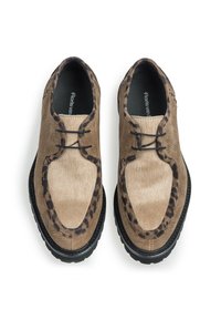 Scarpe stringate in suede marrone con una texture liscia e dettagli in stampa leopardata, suole in gomma nere. Design con punta arrotondata e cuciture in contrasto.