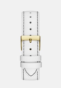 Witte leren horlogeband met zwarte stiksels en gouden metalen gesp. Heeft meerdere gaten voor aanpassing en een gelaagd ontwerp.