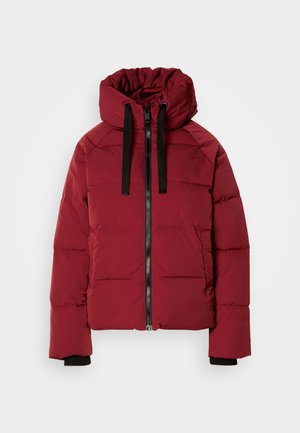 Rote gepolsterte Jacke mit Kapuze, schwarzem Reißverschluss und Zugbändern. Mit horizontaler, gesteppten Textur und gerippten Bündchen für zusätzliche Wärme.