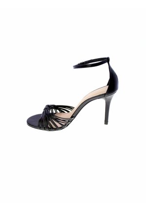 Sandalo nero con tacco alto, sottile cinturino alla caviglia e molteplici sottili cinturini anteriori che formano un motivo annodato su una punta aperta.
