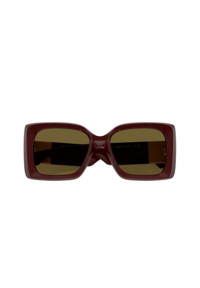 Gafas de sol rectangulares con un marco de plástico rojo oscuro. Lentes marrones con un ligero tono. Textura suave con un puente ancho y brazos rectos.