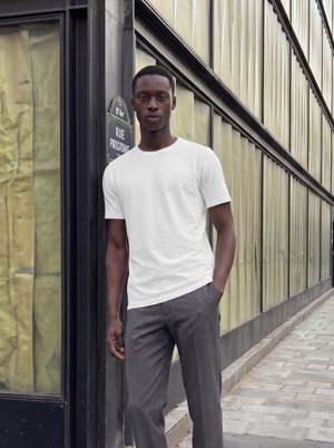 Urban Classics, FITTED STRETCH TEE - T-Shirt basic - white