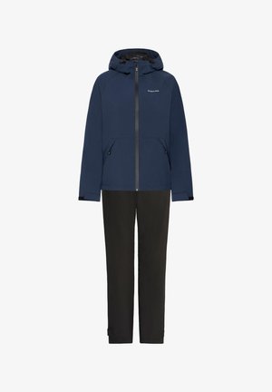 Jachetă de nautică impermeabilă, cu glugă și fermoar frontal, având două buzunare laterale și pantaloni negri cu manșete ajustabile.