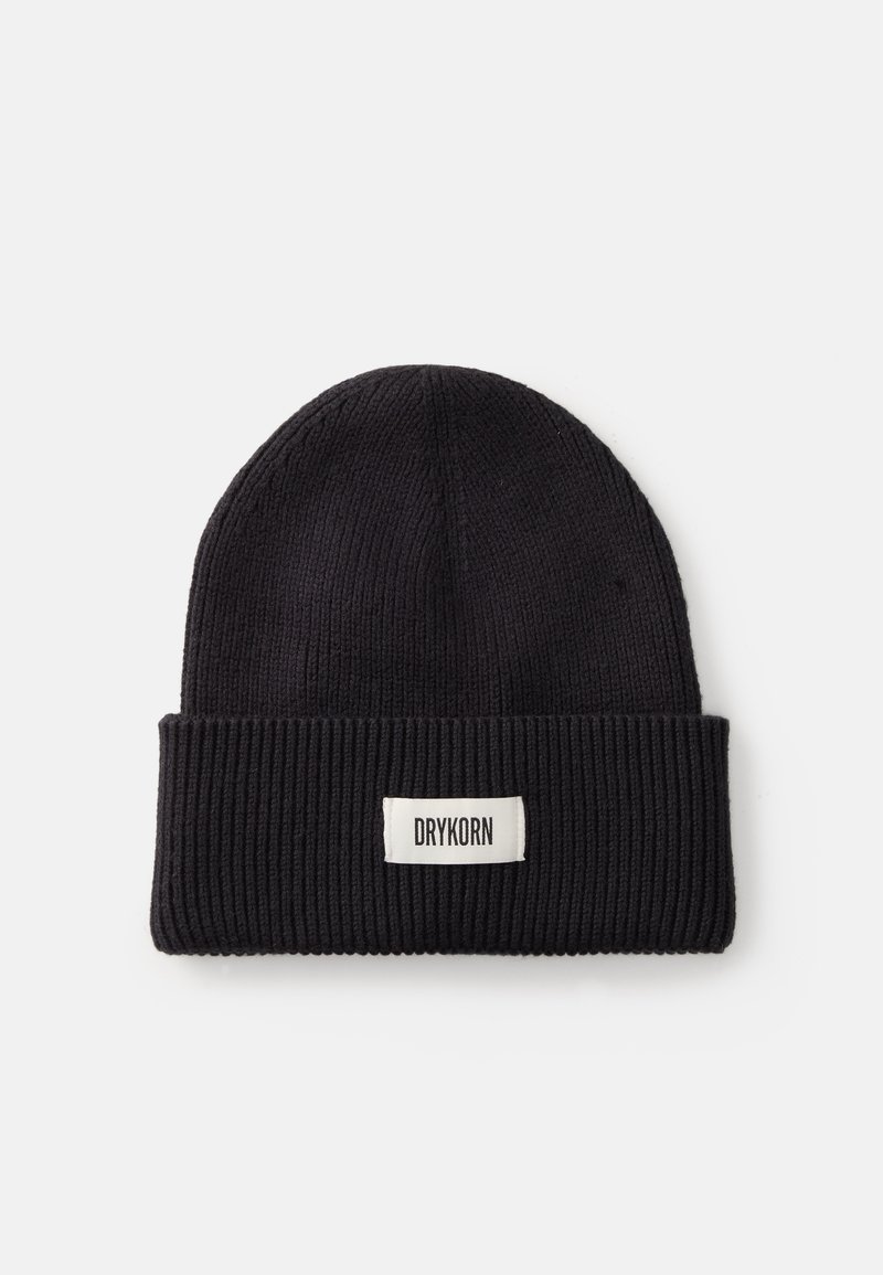 Must haaratud beanie, mis on valmistatud soonikust kangast. Omab volditud äärt, millel on valge silt, millel on brändi nimi "DRYKORN."