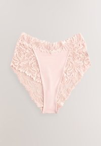 Sous-vêtements féminins rose clair avec un panneau avant uni et des détails en dentelle autour de la taille et des ouvertures des jambes sur un fond neutre.