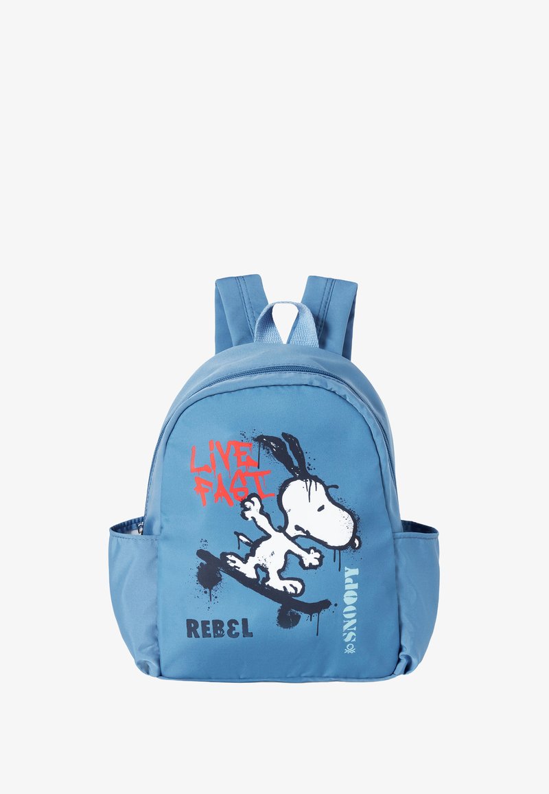 Niebieski plecak z materiału o zaokrąglonym kształcie. Posiada deseni skateboardu z rysunkowym psem, pomarańczowe i czarne litery oraz boczne kieszenie.