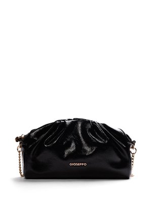 Pochette nera lucida con dettagli arricciati e tracolla a catena dorata, marchiata con il logo Gioseppo al centro frontale.