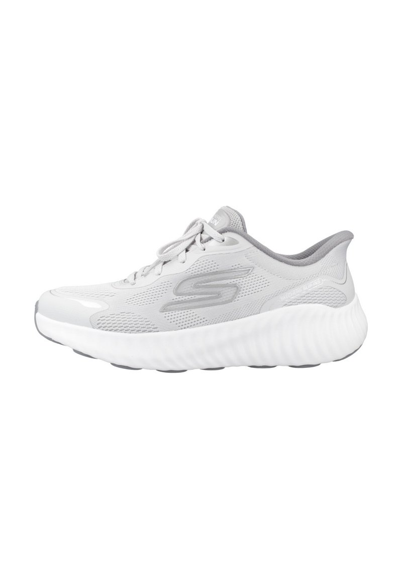 Zapatillas deportivas ligeras en blanco con acentos en gris, parte superior de malla para una mejor transpirabilidad, suela acolchada para mayor comodidad y diseño de talón redondeado.