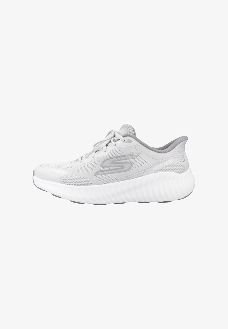 Zapatillas deportivas ligeras en blanco con acentos en gris, parte superior de malla para una mejor transpirabilidad, suela acolchada para mayor comodidad y diseño de talón redondeado.