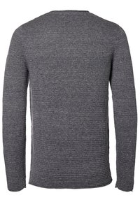 Grå stickad tröja med långa ärmar, ribbad textur, rund halsringning och en enkel, odekorerad design. Inga synliga logotyper eller mönster.